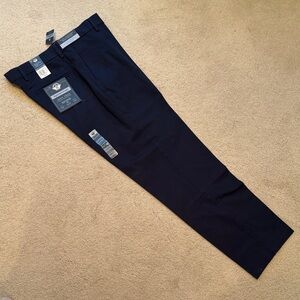 Dockers signature Khaki Navy stain defender,classic fit, flexcomfort waist 38x32